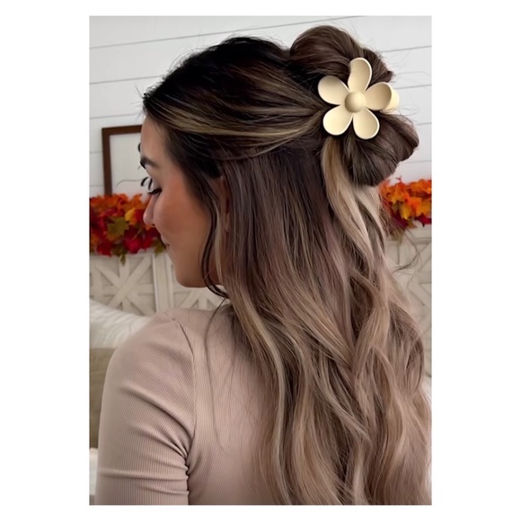 Daisy Flower Hair Claw - Picture 3 of 3